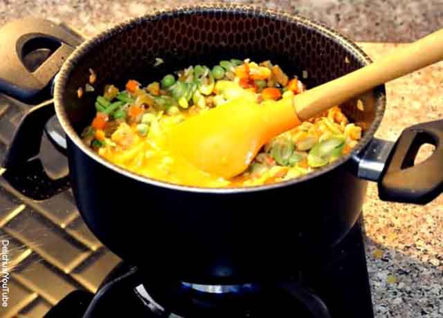 Foto de una olla con arroz y verduras