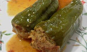 Foto de dos pepinos en un plato que revelan cómo hacer pepinos rellenos