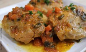 Foto de presas de pollo con hogao que revela cómo hacer pollo guisado