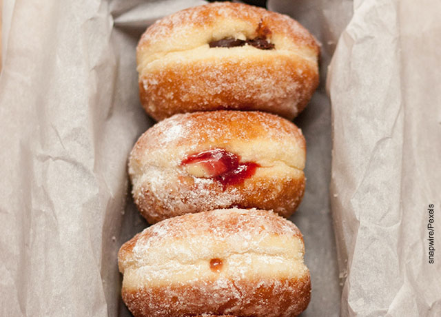 Foto de tres donuts dentro de una caja