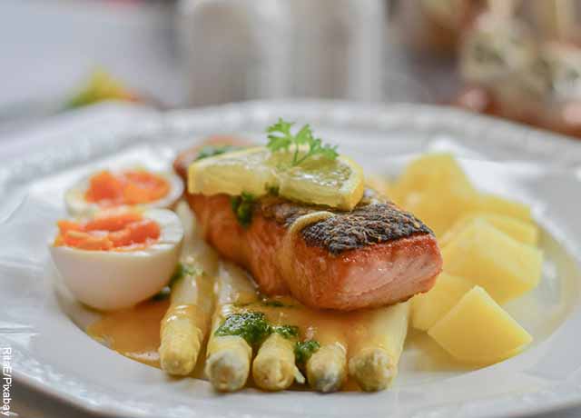 Foto de salmón con espárragos en un plato