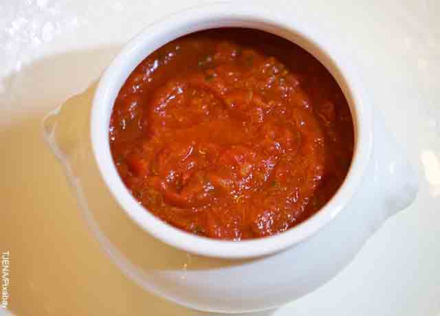 Foto de una taza con salsa de tomates