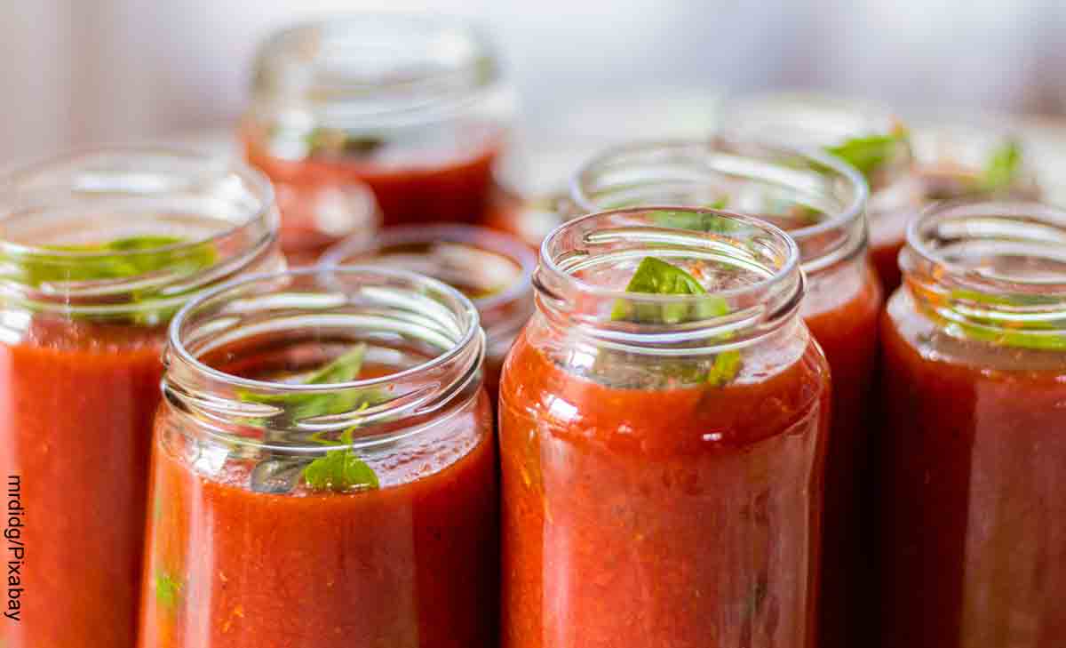 Foto de recipientes con una salsa de tomates