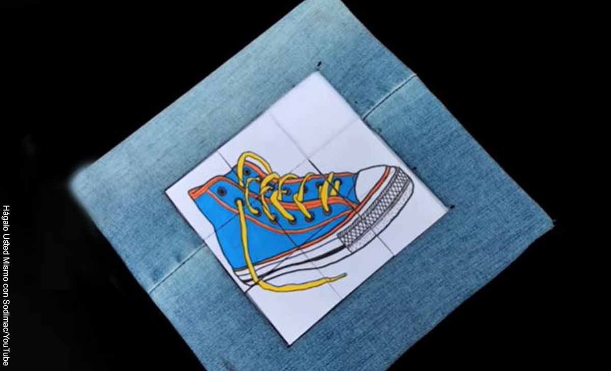 Foto de un marco con un dibujo de un zapato que revela cómo hacer un rompecabezas