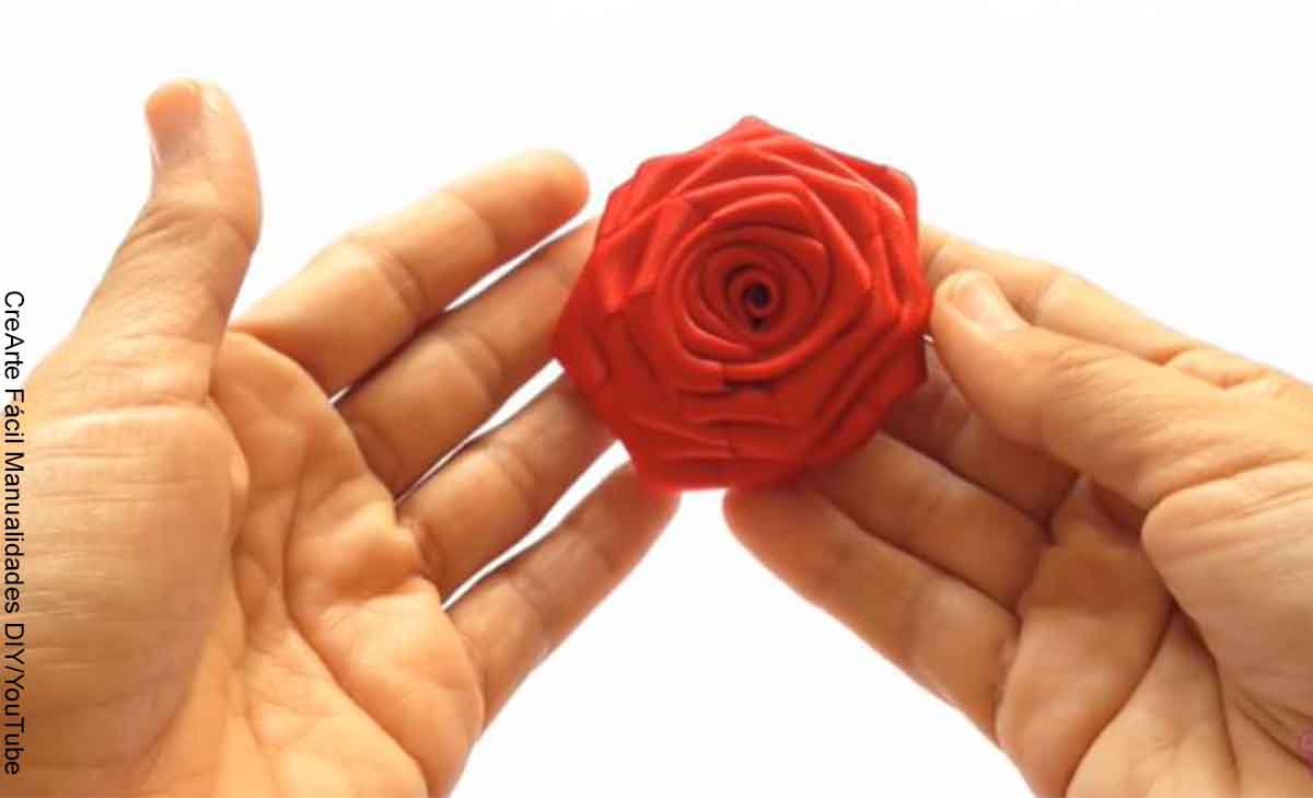 Foto de una flor en cinta que revela cómo hacer una rosa