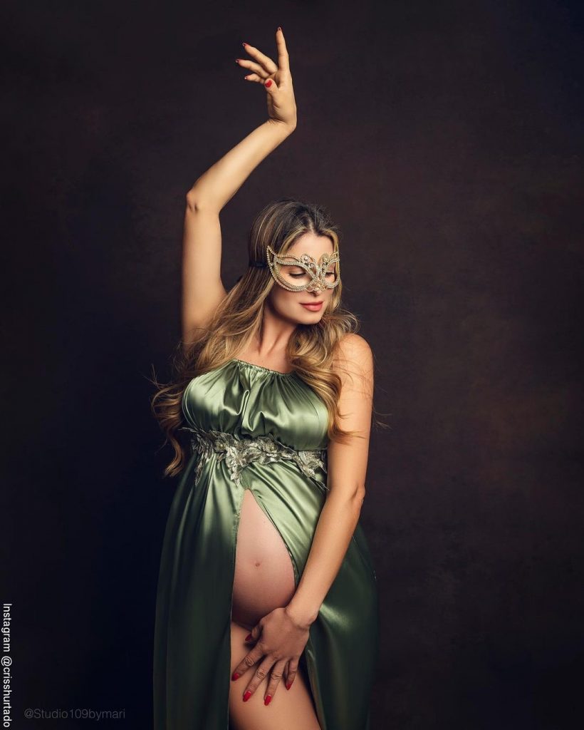 Foto de Cristina Huratdo luciendo un vestido de color verde y su pancita de embarazada