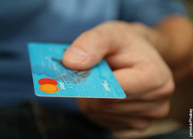 Foto de una mano con una tarjeta de crédito que revela cuándo es el Black Friday