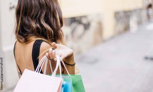 Foto de una mujer con bolsas de compras que revela cuándo es el Black Friday