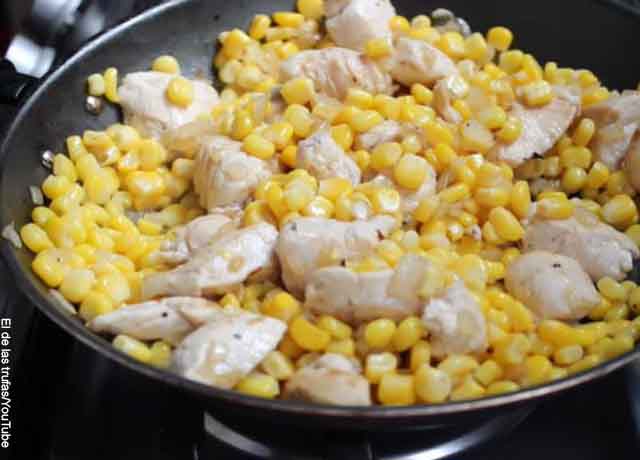 Foto de pollo y maíz que revela la mazorcada y su receta típica