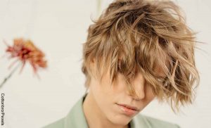 Foto de una mujer rubia de cabello corto que revela para qué sirve la sábila en el cabello