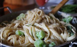Foto de espaguetis con cebolla en un plato que muestra la pasta Alfredo y su receta