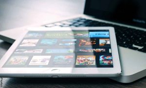 Foto de la pantalla de una tablet que revela las películas buenas para ver