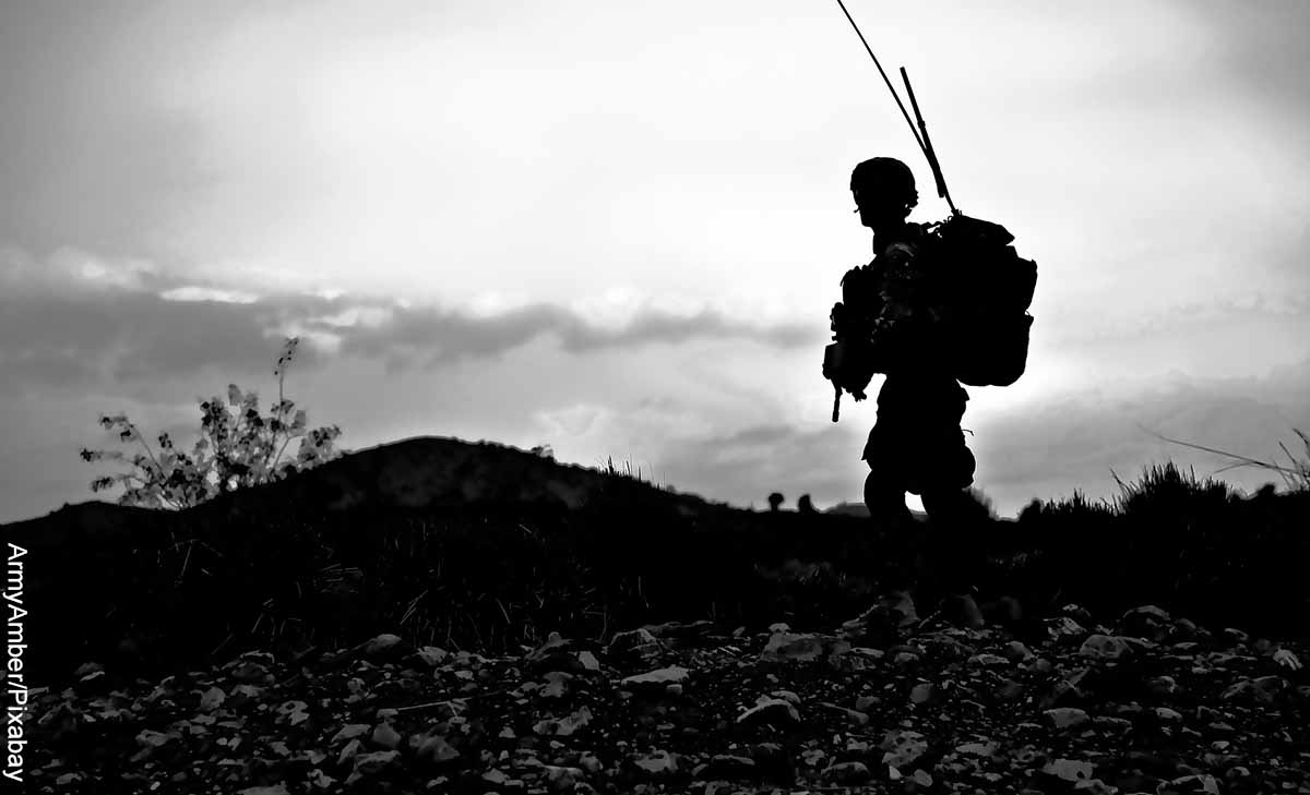 Foto de un soldado caminando por un campo que muestra las películas de la Segunda Guerra Mundial