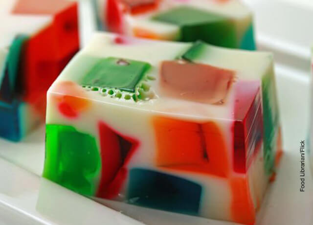 Foto de una porción cuadrada de gelatina de colores que muestra los postres con recetas