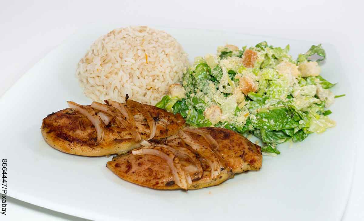 Foto de pollo a la plancha, arroz y ensalada que recetas de almuerzos caseros