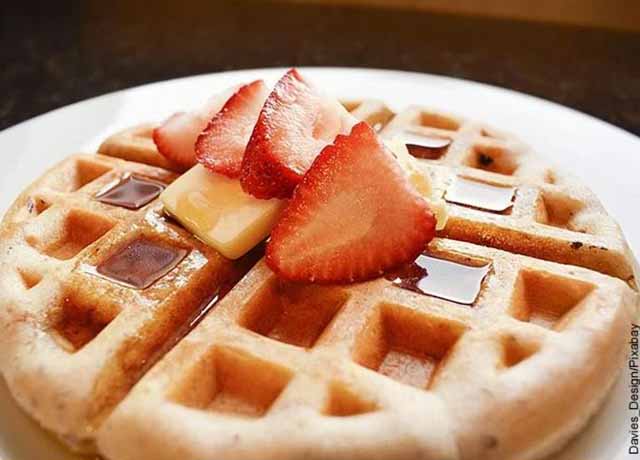 Fotos de unos waffles con frutas y miel