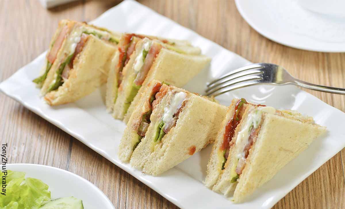 Foto de 4 sándwiches partidos en triángulo que muestran las recetas de cocina