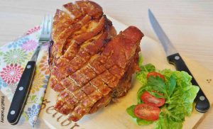Foto de un trozo de cerdo frito con ensalada que revela las recetas con cerdo