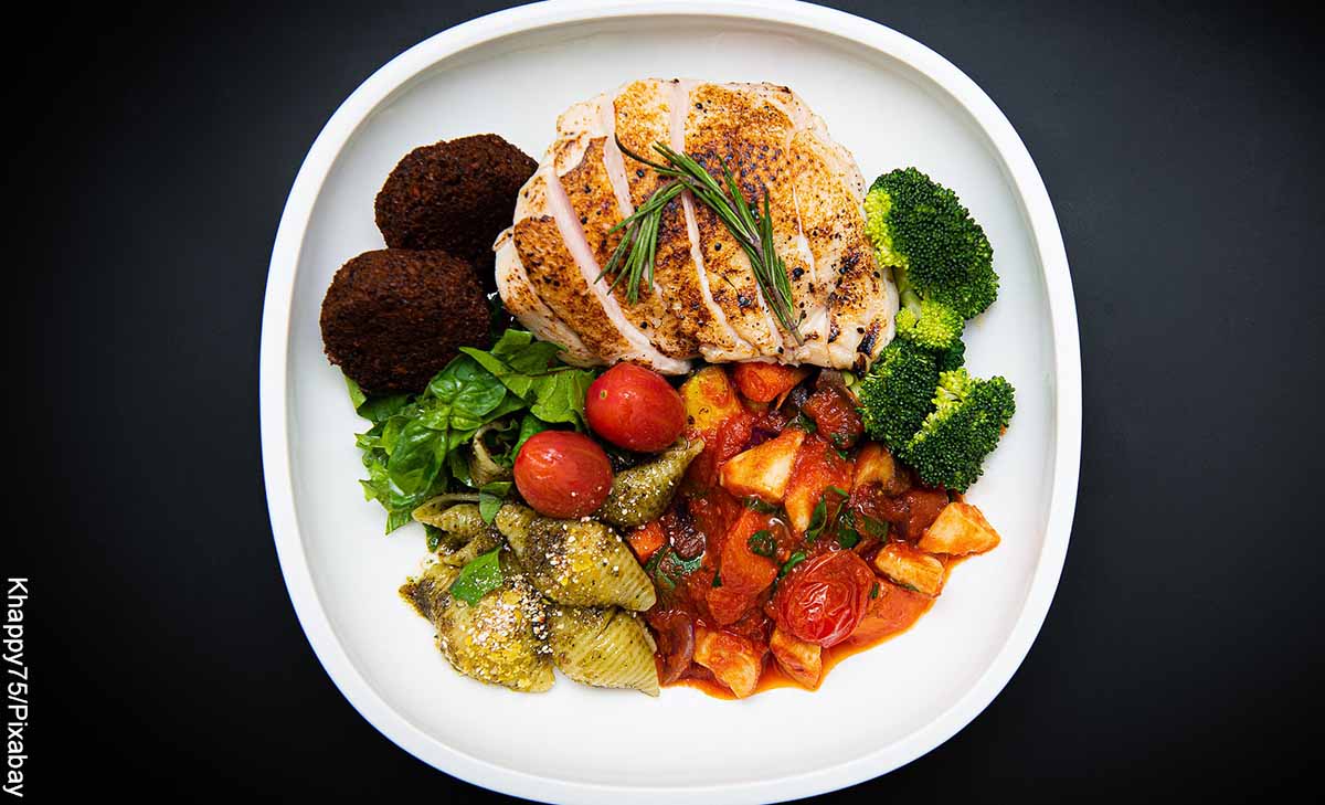 Foto de un plato de pechuga con ensalada y verduras que revela las recetas con pechuga de pollo