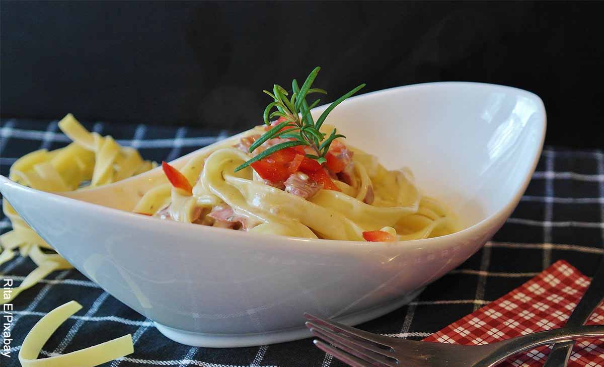 Foto de pasta con tomates que revela las recetas de almuerzos saludables