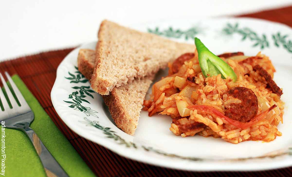 Foto de un plato de arroz con pan que revela las recetas de almuerzos