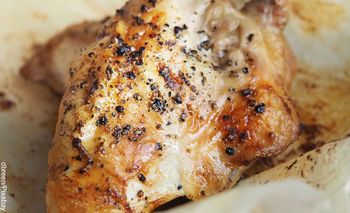 Foto de pechuga de pollo con pimienta que revela las recetas de cocina con pollo