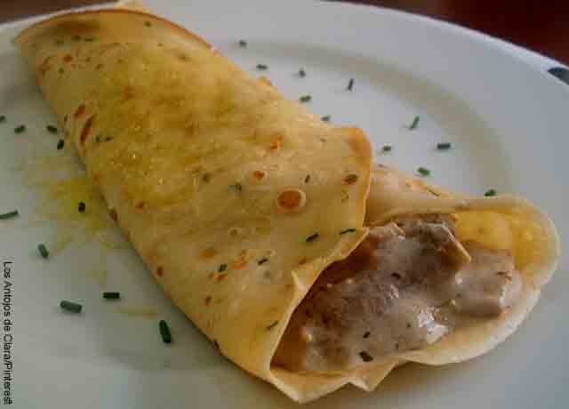 Foto de un crepe con salsa de champiñon