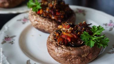 Foto de dos hongos rellenos con vegetales que muestran las recetas de comida saludable y fácil