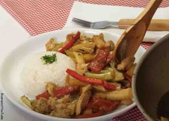Foto de un plato con arroz, coliflor y vegetales