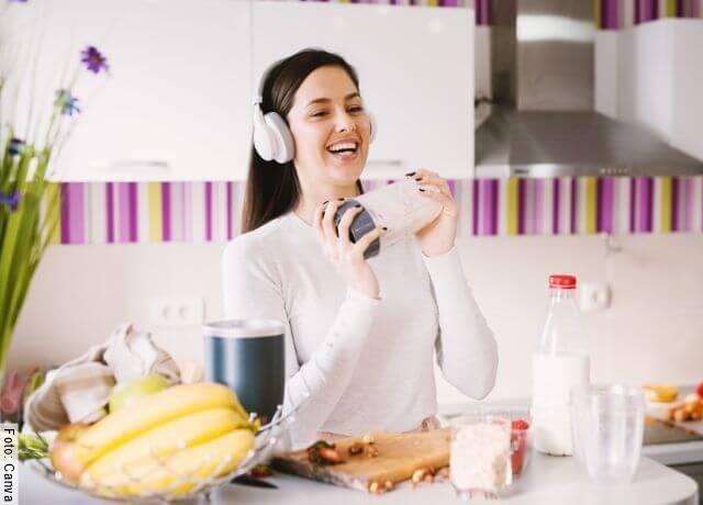 Foto de una mujer agitando una bebida que revela las recetas de desayunos saludables