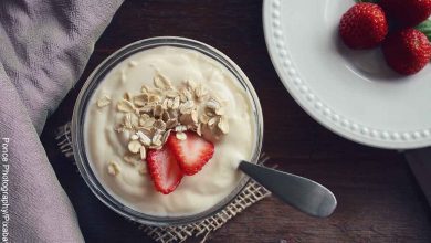 Foto de avena, fresas y frutos secos en un vaso que revela las recetas de desayunos saludables