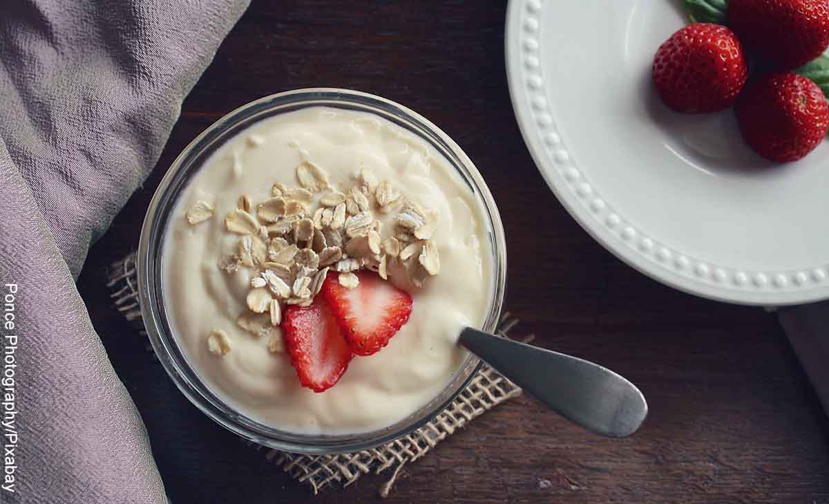 Foto de avena, fresas y frutos secos en un vaso que revela las recetas de desayunos saludables