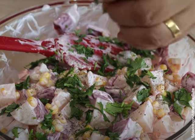Foto de pollo, remolacha y maíz en un plato que revela las recetas de ensaladas