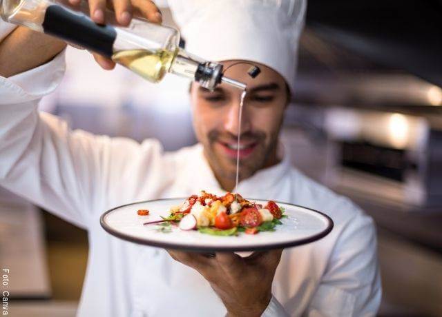 Foto de un chef aplicando aceite a una ensalada