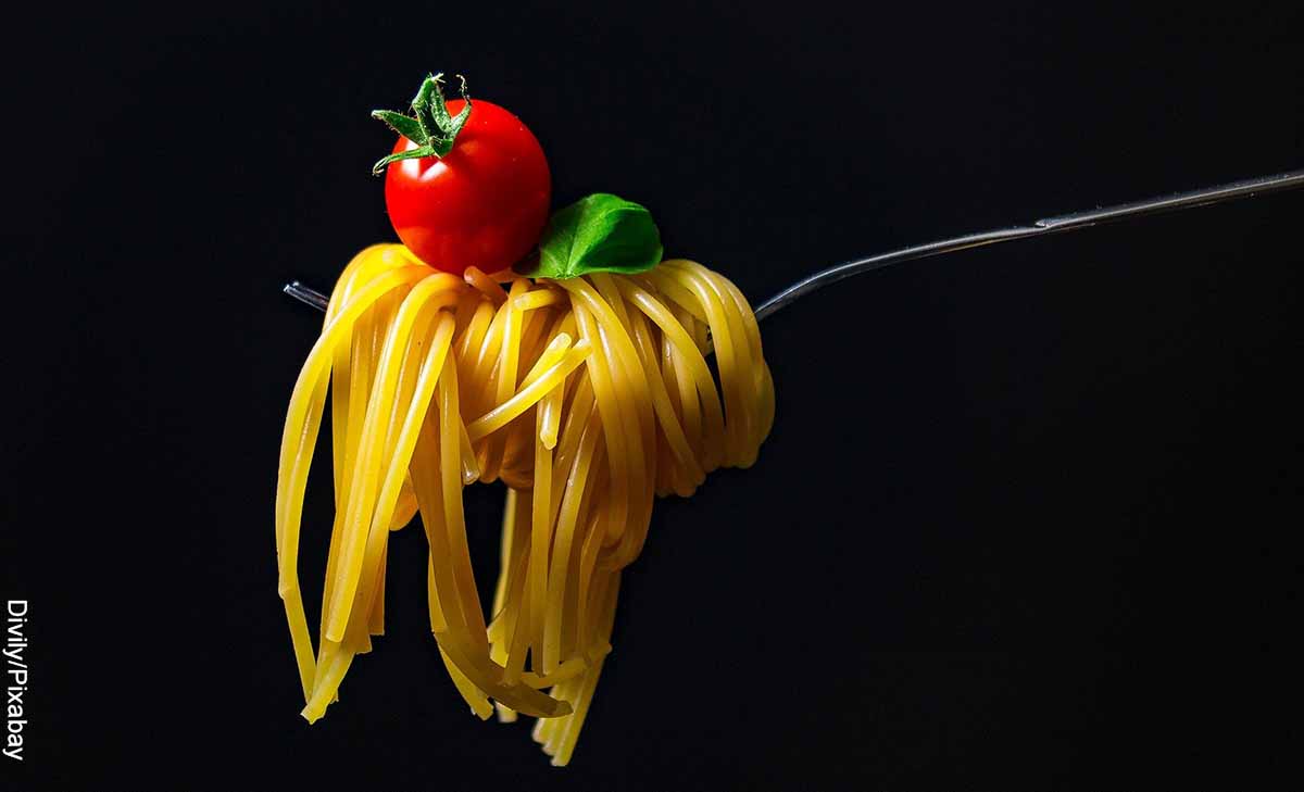 Foto de un tenedor con pasta y tomate que revela las recetas de pasta