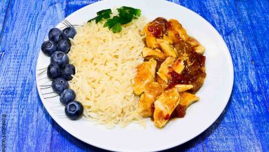 Foto de un plato con pollo arroz y arándanos que revela las recetas de pechuga de pollo fáciles y rápidas