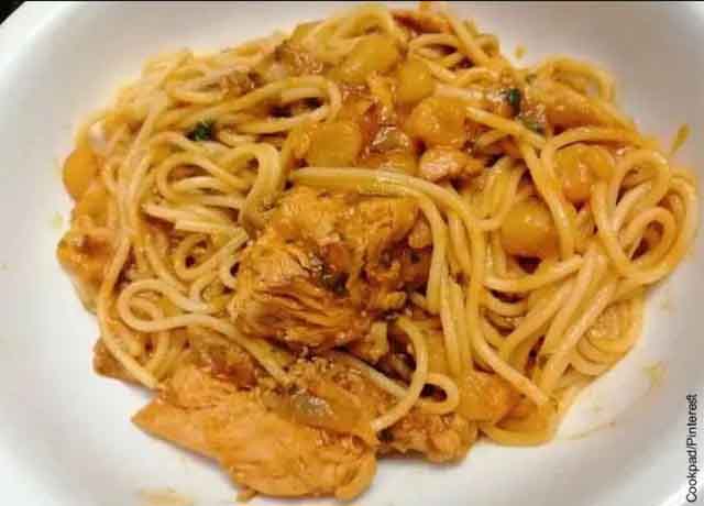 Foto de pasta spaghetti con pollo