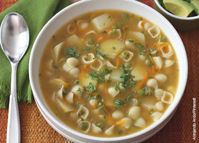Foto de sopa de conchitas con verduras