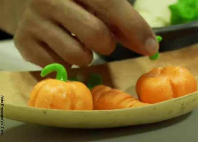 Foto de mazapanes anaranjados que muestran las recetas fáciles de postres