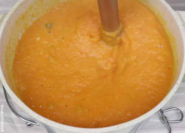 Foto de una olla llena de crema de zanahoria