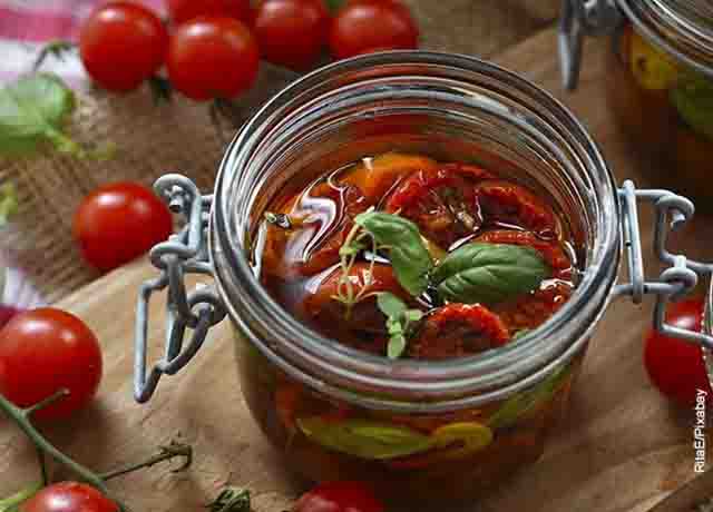Foto de un tarro de tomates en conserva que muestra las recetas saludables