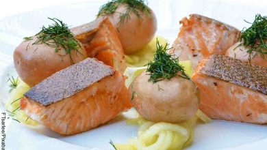 Foto de varios trozos de salmón con pasta que muestran las recetas saludables