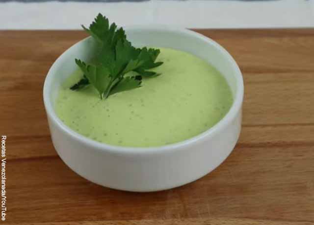 Foto de una taza de salsa verde con perejil