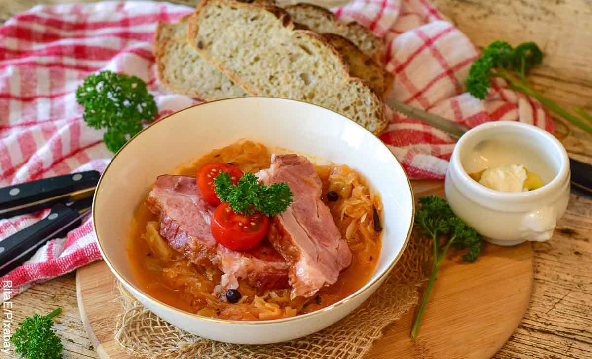 Foto de carne de cerdo con tomate y pasta en un bol