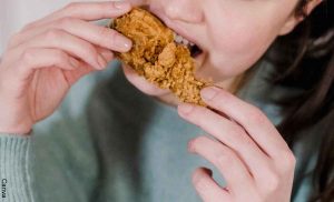 Cliente encontró cabeza de pollo en su pedido de alitas