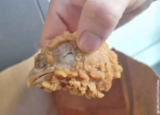 Cliente encontró cabeza de pollo en su pedido de alitas