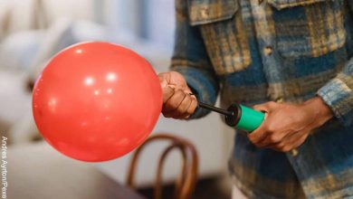 Foto de una persona inflando un globo que revela cómo hacer decoración con globos