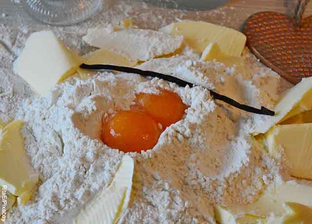 Foto de huevos, mantequilla y harina mezcladas