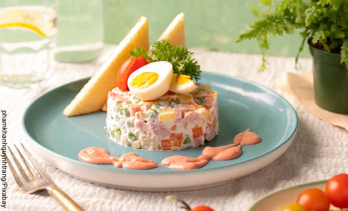 Foto de ensalada con vegetales y huevo duro sobre un plato que revela cómo hacer ensalada rusa
