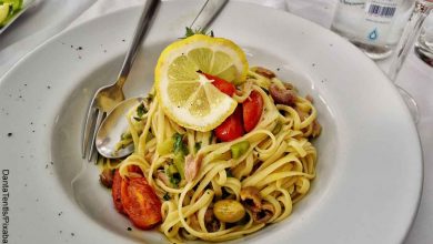 Foto de pasta con tomate, limón y atún que revela cómo hacer espaguetis con atún